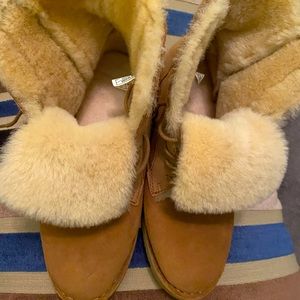 Size 9.5 Ugg lace up boot